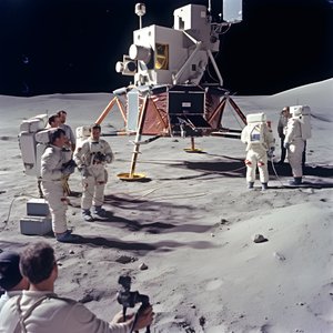 Gruppe von Menschen mit TV-Kamera, die die Fälschung des Apollo 11-Projekts zeigen sollen 2