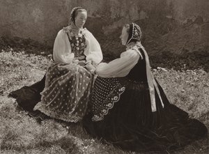 Rumänien: Lechinta, Sächsische Mädchen in Sonntagskleidung