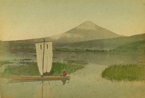 Japan: Berg Fuji-Yama mit Segelboot im Vordergrund auf dem See Hokome