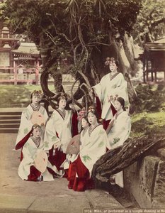 Miko oder Tanzaufführung in einem Tempel in Nara