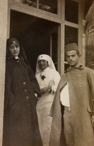 Album des Ersten Weltkriegs in Friaul-Julisch Venetien: Porträt von zwei Rotkreuzschwestern mit einem österreichischen Kadettengefangenen in der Villa Brazzà, Heimat von 17 des Kriegskrankenhauses in Soleschiano Manzano (s/w Foto)