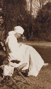 Album des Ersten Weltkriegs in Friaul-Julisch Venetien: Porträt einer Rotkreuzschwester im Park der Villa Brazzà, Heimat von 17 des Kriegskrankenhauses in Soleschiano Manzano (s/w Foto)