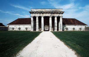 Haupteingang zu den Königlichen Salinen (Saline Royale), Arc-et-Senans, Franche-Comté, Frankreich