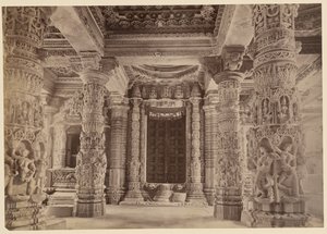 Türöffnung und obere Säulen, Delwara-Tempel, Mount Abu