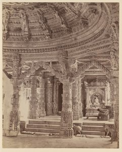Innenansicht des Delwara-Tempels mit Säulen und Kuppeldach, Mount Abu von Lala Deen Dayal