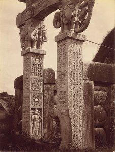Säule des Nordtors von Westen, Sanchi von Lala Deen Dayal