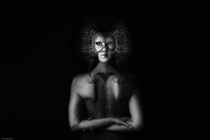 Geheimnisvolle maskierte Frau von Laura Benvenuti