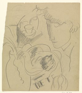 Frau riecht an Blumen in einer Vase
