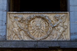 Balustradenplatte mit Strahlensonne in Girlande, Basrelief an der Fassade der Kirche San Sebastiano