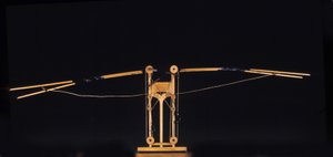 Maschine zum Fliegen mit Flügeln. Modell nach der Zeichnung von Leonardo da Vinci. Museum für Wissenschaft und Technologie, Mailand von Leonardo da (after) Vinci