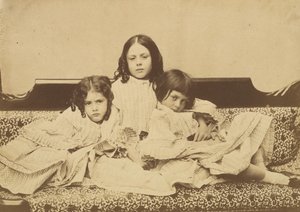 Edith, Ina und Alice Liddell auf einem Sofa, Sommer 1858 von Lewis Carroll