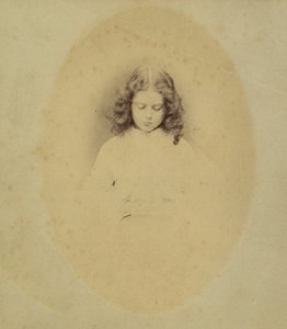 Edith Liddell sitzt neben einer Vase mit Fingerhüten, 1860 von Lewis Carroll