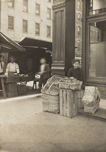 Lena Lochiavo - 11 Jahre alt, Korb- (und Brezel-) Verkäuferin, am Sixth Street Market vor dem Eingang zur Kneipe, Cincinnati, Ohio