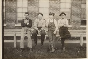 Gruppe von Jungen, die in der Brown Shoe Factory, Moberly, Missouri arbeiten