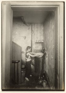 Ein Wasserhahn für das ganze Mietshaus, N.Y. von Lewis W. Hine