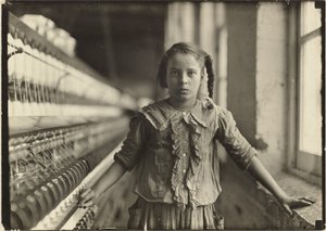 Zehnjähriger Spinner in einer Baumwollspinnerei in North Carolina von Lewis W. Hine
