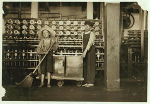 12-jähriger Doffer Ronald Webb und 7-jähriger Frank Robinson, Sohn des Cardroom-Bosses, der fegt und dofft (leert volle Spulen) in den Roanoke Cotton Mills, Virginia, 1911 von Lewis Wickes Hine