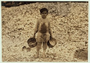 Der 5-jährige Wanderarbeiter Manuel vor einem Haufen Austernschalen, arbeitet im zweiten Jahr bei Dunbar, Lopez, Dukate Company, Biloxi, Mississippi, 1911