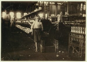 8-jähriger Leo, nur 4 Fuß groß, sammelt Spulen für 15 Cent pro Tag in den Elk Cotton Mills, Fayetteville, Tennessee, 1910 von Lewis Wickes Hine