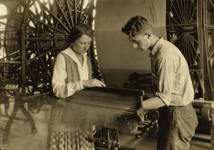Ein Junge und ein Mädchen arbeiten an einem Webstuhl in den Cheney Silk Mills in South Manchester, Connecticut von Lewis Wickes Hine