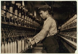 Ein Doffer ersetzt volle Spulen in der Globe Cotton Mill, Augusta, Georgia, 1909 von Lewis Wickes Hine