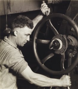 Ein Industriedesign: Pennsylvania Rubber Co. am Steuer eines großen Kalenders - Herstellung von Autoreifen von Lewis Wickes Hine