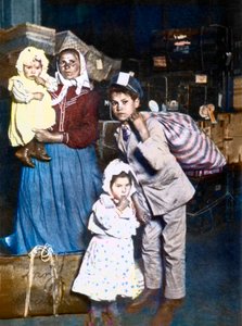 Ankunft einer italienischen Einwandererfamilie auf Ellis Island (New York) in den Vereinigten Staaten im Jahr 1905. von Lewis Wickes Hine