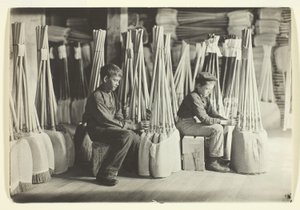 Jungen im Verpackungsraum, Brown Mfg. Company, Evansville, Ind.
