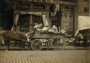 Jungen verkaufen Gemüse auf dem Markt in Boston, Massachusetts von Lewis Wickes Hine