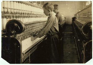 Doffers ersetzen volle Spulen in der Indian Orchard Cotton Mill, Massachusetts, 1916 von Lewis Wickes Hine