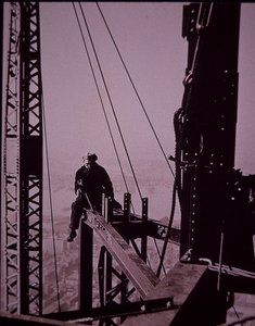 Empire State Building im Bau, zeigt Bolzenmacher mit Schraubenschlüssel von Lewis Wickes Hine