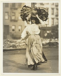 Erste Arbeit in Amerika, italienischer Einwanderer trägt Kleidungsstücke zum Mietshaus von Lewis Wickes Hine