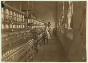 Hattie Hunter, eine Spinnerin in den Lancaster Cotton Mills, South Carolina, wo sie seit 3 Jahren arbeitet, 1908 von Lewis Wickes Hine