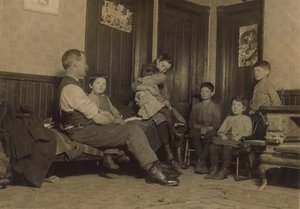 Heim von Alfred Benoit in New Bedford, Massachusetts, ein Kinderschornsteinfeger in der Bennett Mill und eines von 11 Kindern, 1912 von Lewis Wickes Hine