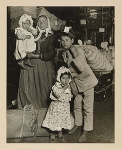 Italienische Familie sucht verlorenes Gepäck, Ellis Island