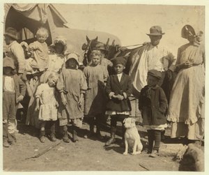 Wandernde Baumwollpflücker verlassen eine Farm in der Nähe von McKinney, Texas, nachdem sie anderthalb Ballen Baumwolle pro Tag gepflückt haben, 1913