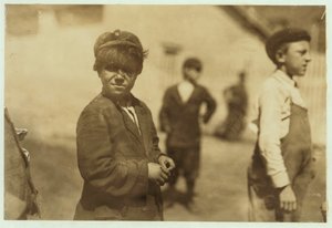 Joe (Jose) Mello, 8 oder 9 Jahre alt, arbeitet als Mühlenkehrer in New Bedford, Massachusetts, 1911
