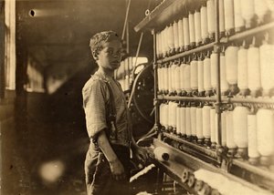 John Dempsey, 11 oder 12 Jahre alt, Samstagsarbeiter im Mulespinnraum der Jackson Mill, Fiskeville, Rhode Island, 1909 von Lewis Wickes Hine