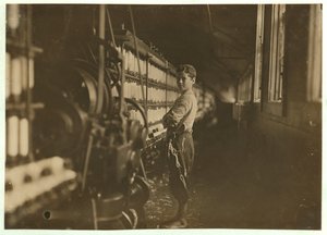 John Dempsey, 11 oder 12 Jahre alt, Samstagsarbeiter im Mulespinnraum der Jackson Mill, Fiskeville, Rhode Island (1909) von Lewis Wickes Hine