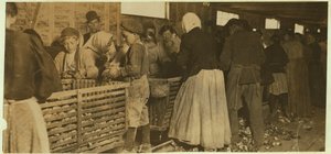 Johnnie, Austernöffner im Alter von 9 Jahren, beobachtet vom Chef (mit Pfeife) der Austernöffnerhalle in Dunbar, Louisiana, 1911 von Lewis Wickes Hine