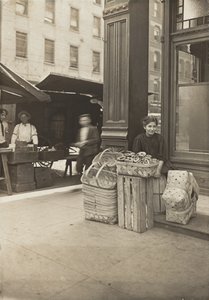 Lena Lochiavo, 11 Jahre alt, Korb- und Brezelverkäuferin, am Markt in der Sixth Street vor dem Eingang zur Kneipe, Cincinnati, Ohio, August 1908