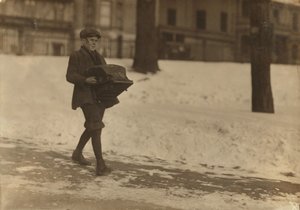 Louis A. Caulfield, 16 Jahre alt, auf dem Boston Common, der eine schwere Schreibmaschine etwa 12 Meilen für die Model Typewriter Inspection Co. liefert und 6 Dollar pro Woche verdient, 1917