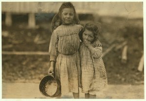 Maud und Grade Daly, 5 und 3 Jahre alt, pflücken jeden Tag Garnelen für die Peerless Oyster Company, Bay St. Louis, Mississippi, 1911