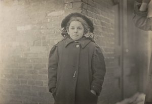 Mery Horn, ein Buckel, verschlimmert durch die schwere Last der Papiere, die sie trug..., März 1909 von Lewis Wickes Hine
