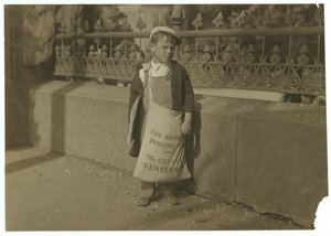 Zeitungsjunge Freddie Kafer, 5 oder 6 Jahre alt, verkauft Saturday Evening Posts am Eingang des State Capitol, Sacramento, Kalifornien, 1915