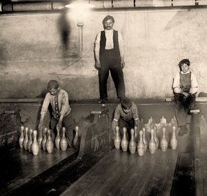 Pinboys in einer U-Bahn-Bowlingbahn, 65 South Street, Brooklyn, New York, 1910 von Lewis Wickes Hine