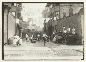 Spielplatz in einem Mühlendorf (Spielplatz in einer Mietshausgasse), Boston