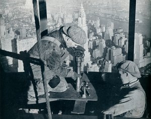 Nieten der letzten Bolzen am Morgenmast des Empire State Building, ca. 1931 von Lewis Wickes Hine