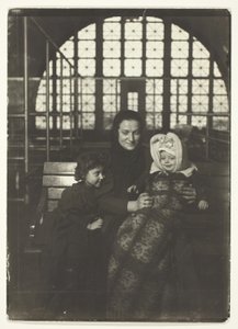 Russische Familie, Ellis Island von Lewis Wickes Hine