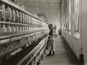 Sadie Pfeifer, eine Baumwollspinnerin, Lancaster, South Carolina von Lewis Wickes Hine
